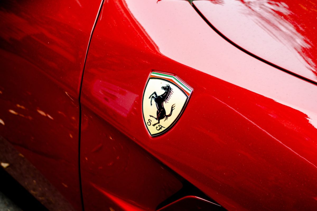 red Ferrari emblem