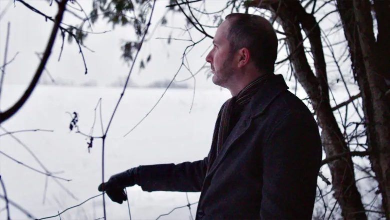 Ian Rogers při pohledu na zasněžené pole poblíž Ottawy 