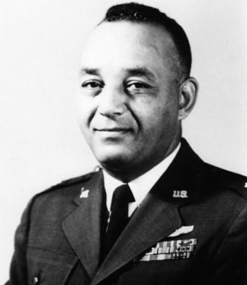 Letecký plukovník Robert Friend byl v té době vedoucím projektu Blue Book.
