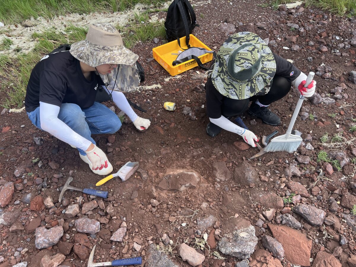 Spoluautoři studie Minguk Kim (vlevo) a Hyemin Jo během prvního objevu a vykopávek 
Doolysaura.