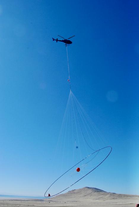 Vrtulník vzlétá z ostrova Antelope s elektromagnetickým průzkumným zařízením pro geofyzikální sběr dat nad Farmington Bay v únoru 2025.