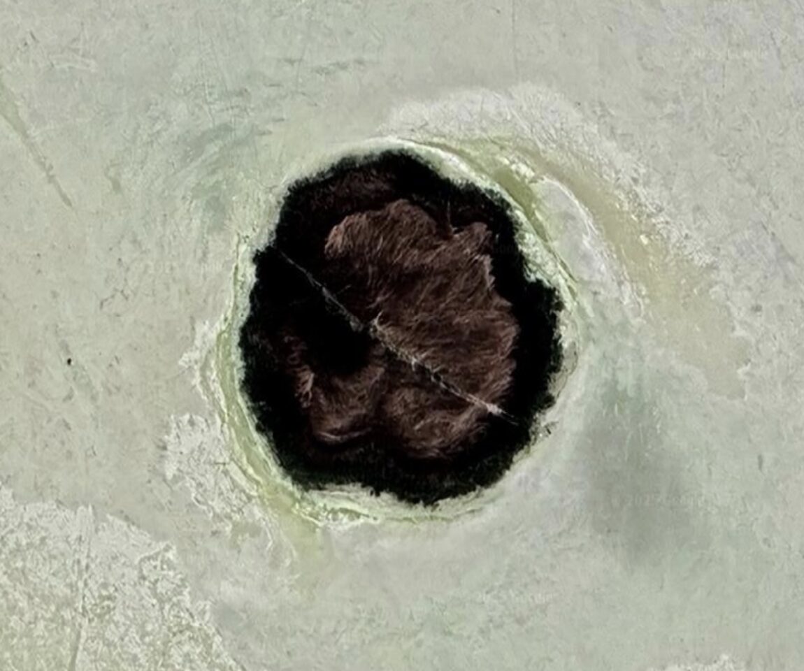 Snímek z Google Earth, který zachycuje Round Spot 9, jeden z několika valů tvořících se ve Farmington Bay, pořízený v květnu 2025.