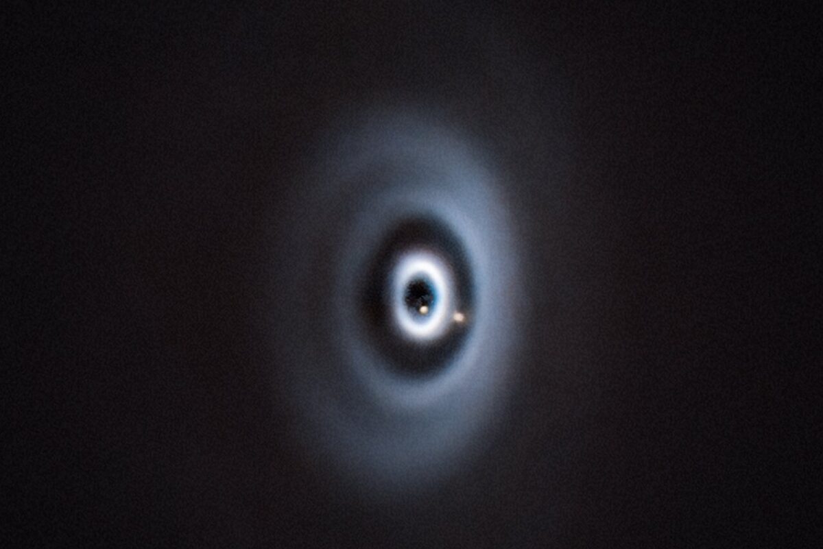 Popis: Fotografie zachycuje vznik dvou planet v blízkosti mladé hvězdy WISPIT 2. Pozorování byla provedena pomocí přístroje SPHERE na dalekohledu Very Large Telescope (VLT) organizace ESO. Přístroj SPHERE dokáže přímo zobrazovat exoplanety tím, že kompenzuje atmosférické turbulence a blokuje světlo centrální hvězdy. Tento složený snímek obsahuje pozorování přístrojem SPHERE provedená v různých časových obdobích. Nejvzdálenější planeta, WISPIT 2b, byla objevena jako první, zatímco WISPIT 2c, která obíhá mnohem blíže hvězdě, byla potvrzena až později.