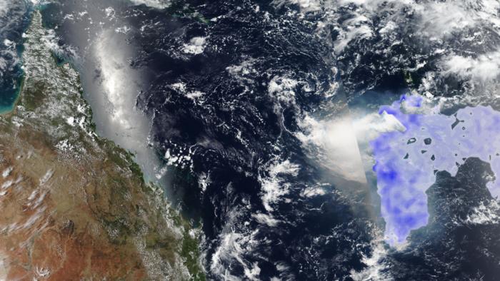 Satelitní snímek pořízený satelitem VIIRS dne 16. ledna 2022 v 13:30 UTC. Modře je znázorněný oblak formaldehydu naměřený přístrojem TROPOMI. Vlevo je australské pobřeží Queensland. 