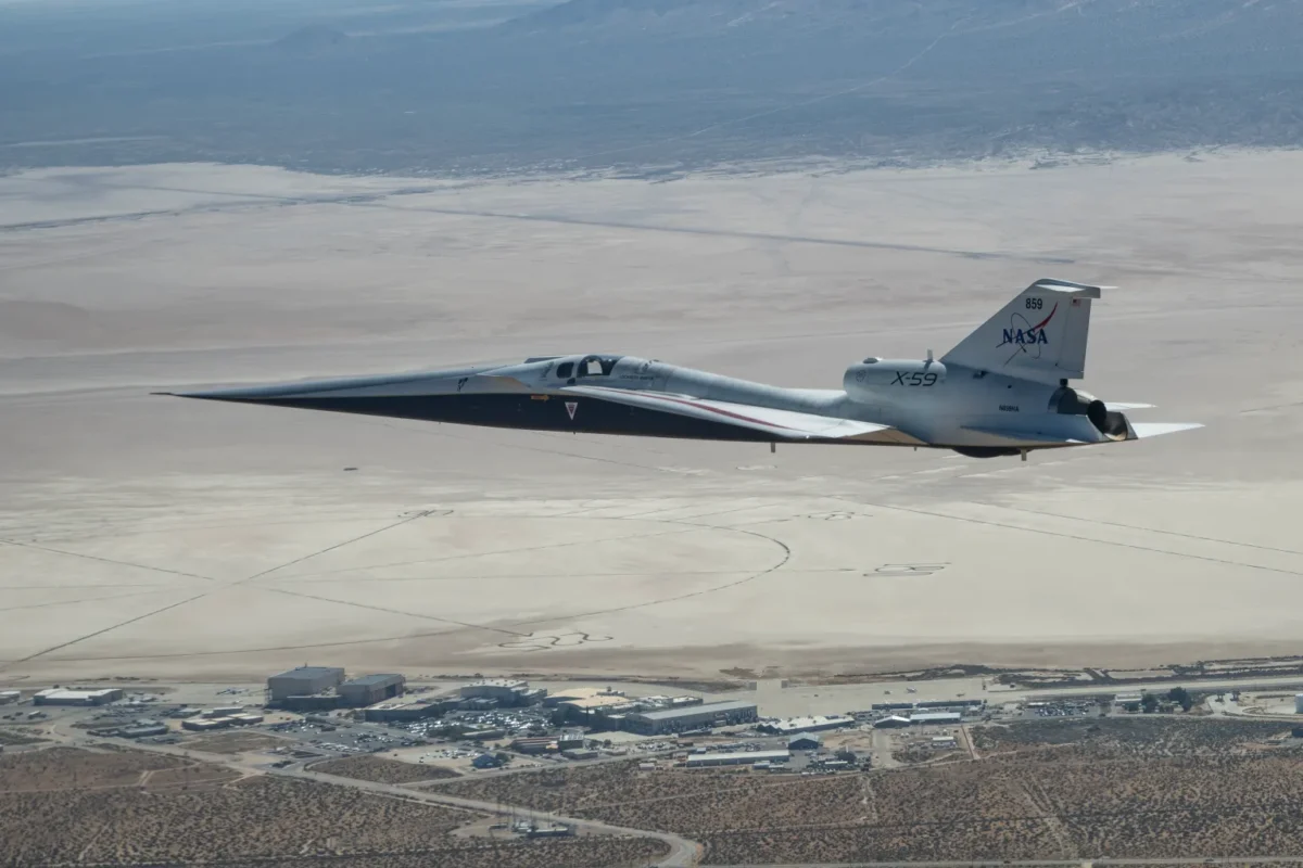 Tichý nadzvukový výzkumný letoun NASA X-59 letí nad Armstrongovým výzkumným střediskem NASA v Edwardsu v Kalifornii během testů zaměřených na letové podmínky při nižších rychlostech a nadmořských výškách na podporu mise NASA Quesst. NASA i nadále zahrnuje dva letové dny do rozšiřování svého programu, protože týmy pracují na lepším pochopení toho, jak se letadlo chová v celém svém provozním dosahu.