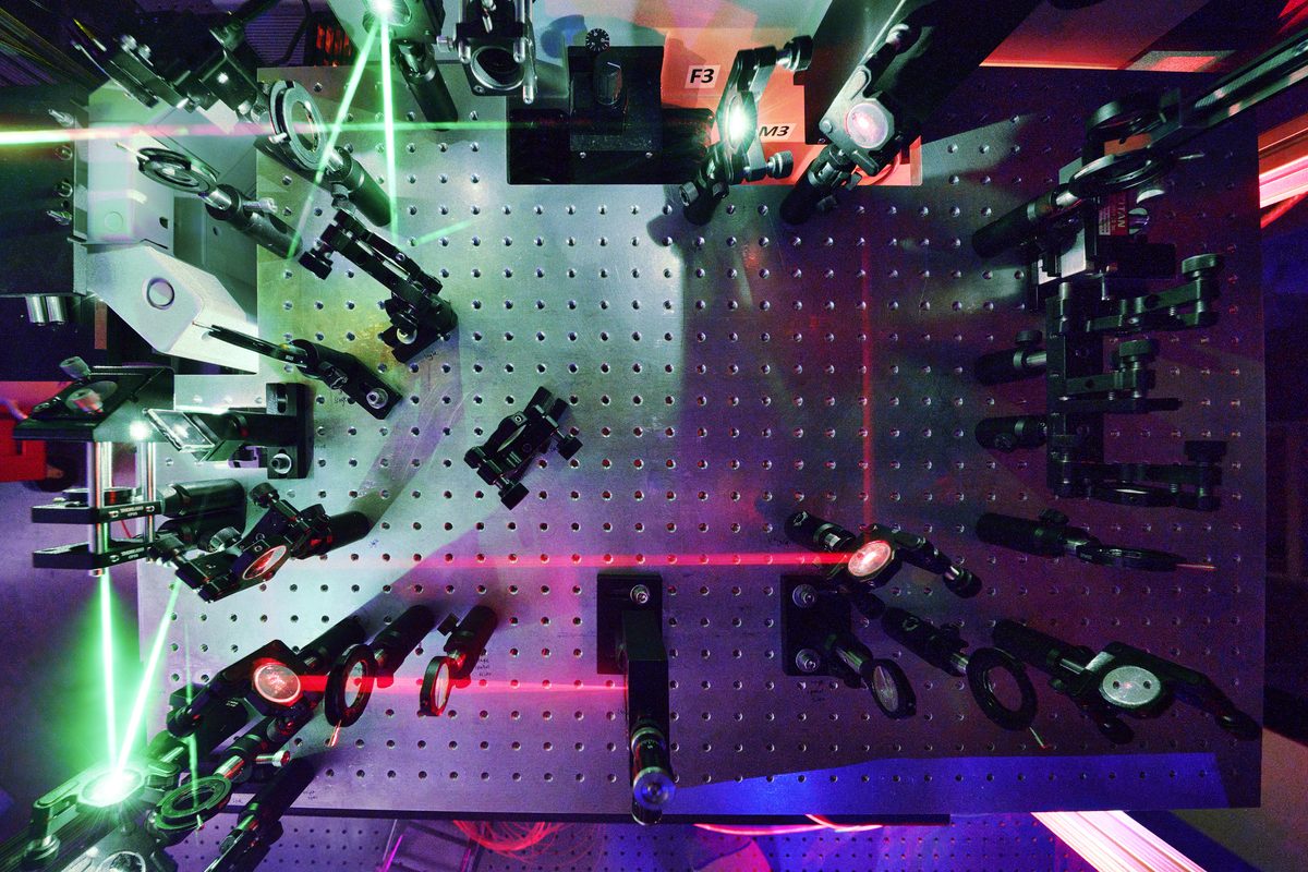 Displej laserového pracovního prostoru v Nevadské laboratoři pro extrémní podmínky na UNLV.