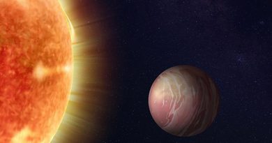 Lesklá planeta pokrytá oceánem lávy má atmosféru a zářící oblaka
