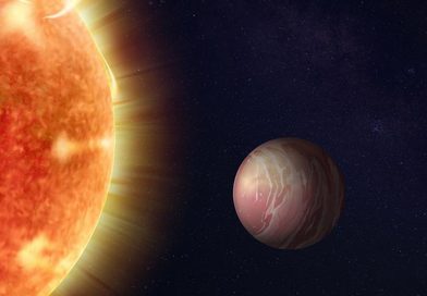 Lesklá planeta pokrytá oceánem lávy má atmosféru a zářící oblaka