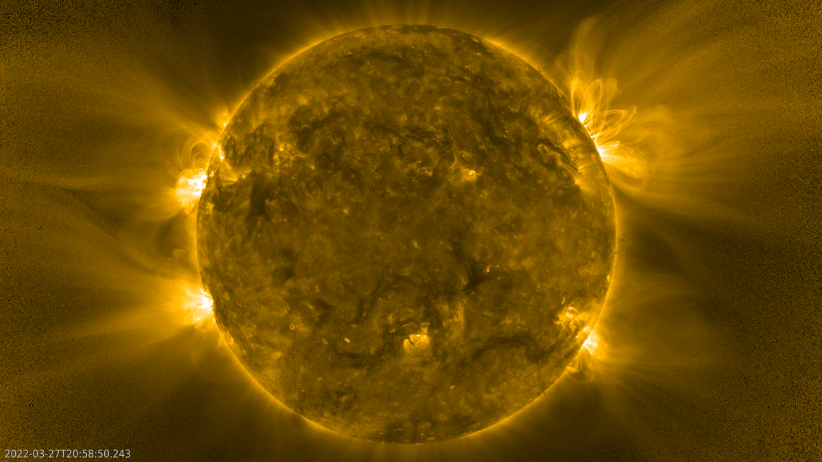Slunce, pořízené sondou Solar Orbiter 26. března 2022. Smyčky magnetického pole viditelné zhruba v pozicích 2 hodiny, 4 hodiny, 8 hodin a 10 hodin.